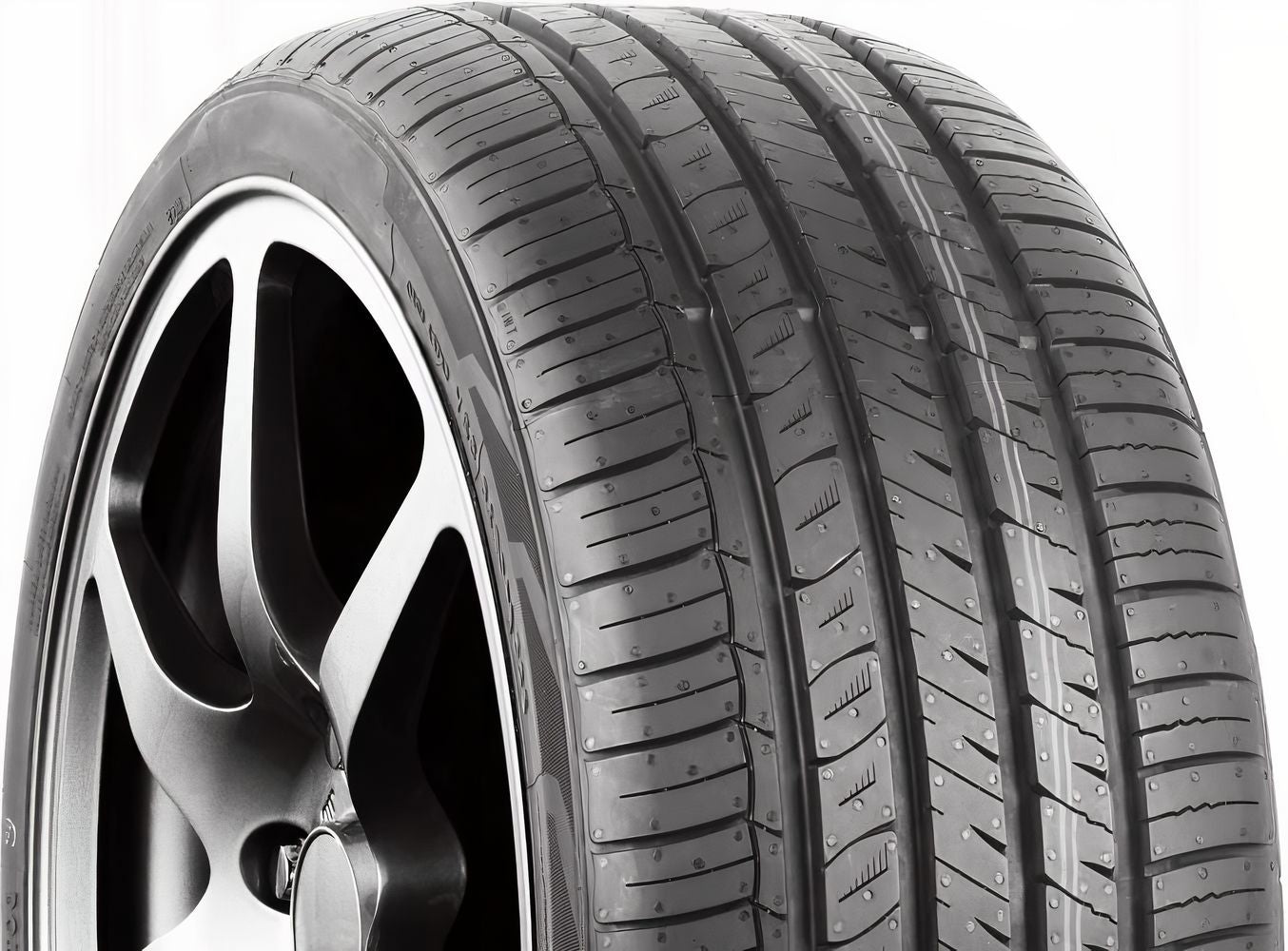 Hemisphere Aethon UHP II 225/50R17