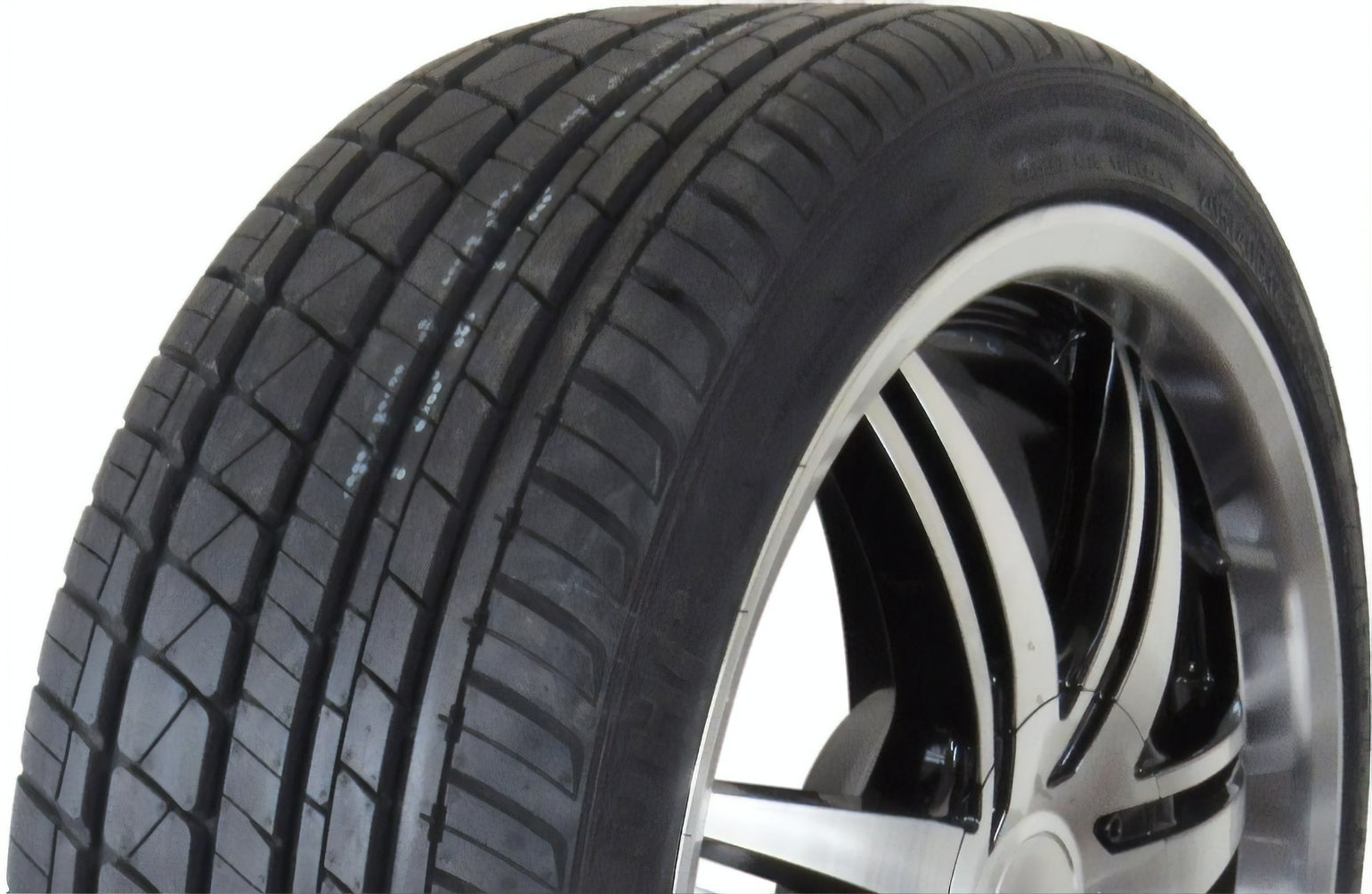Hemisphere Aethon UHP 215/40R18