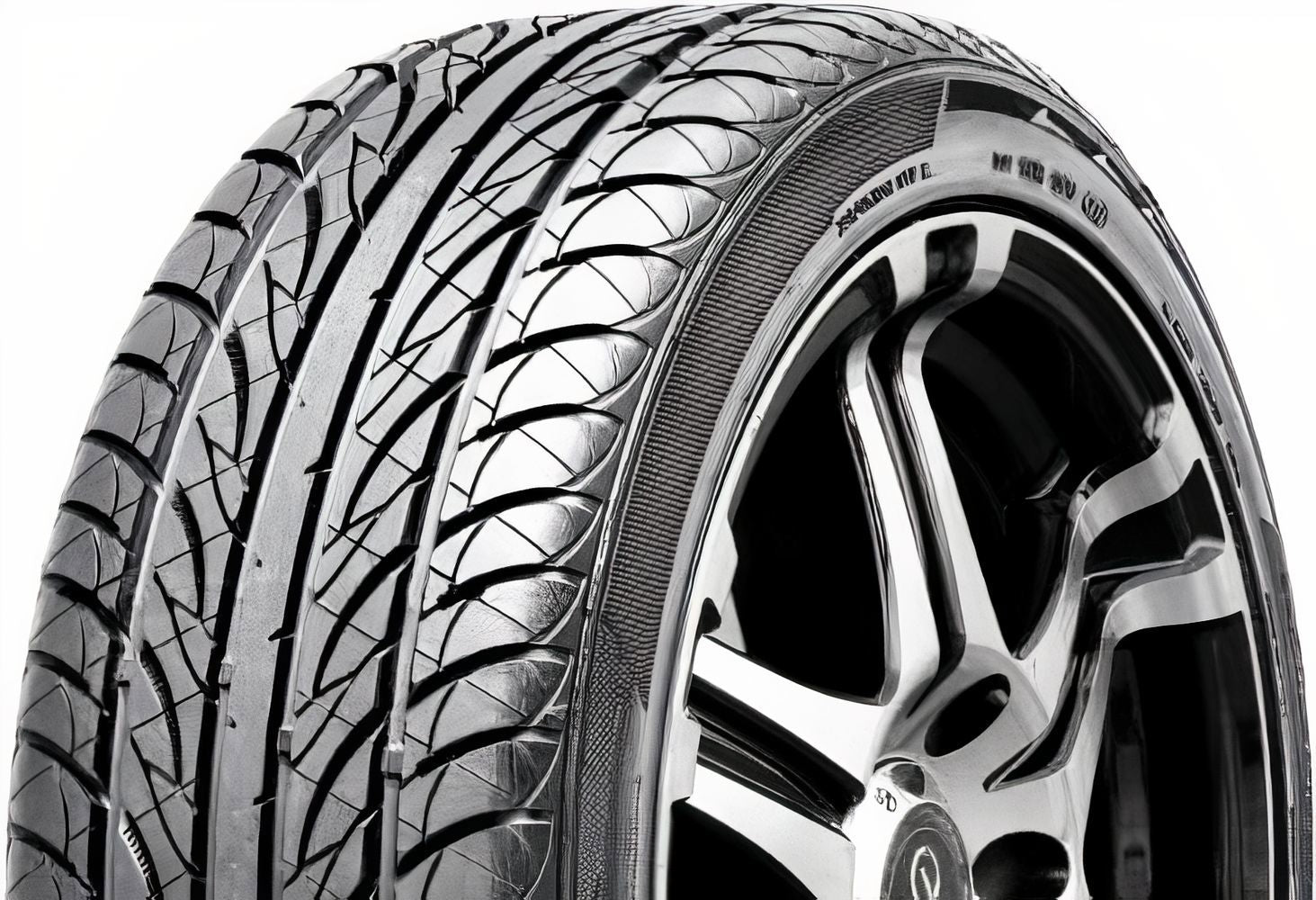 Summit Ultra Max HP 245/45R17